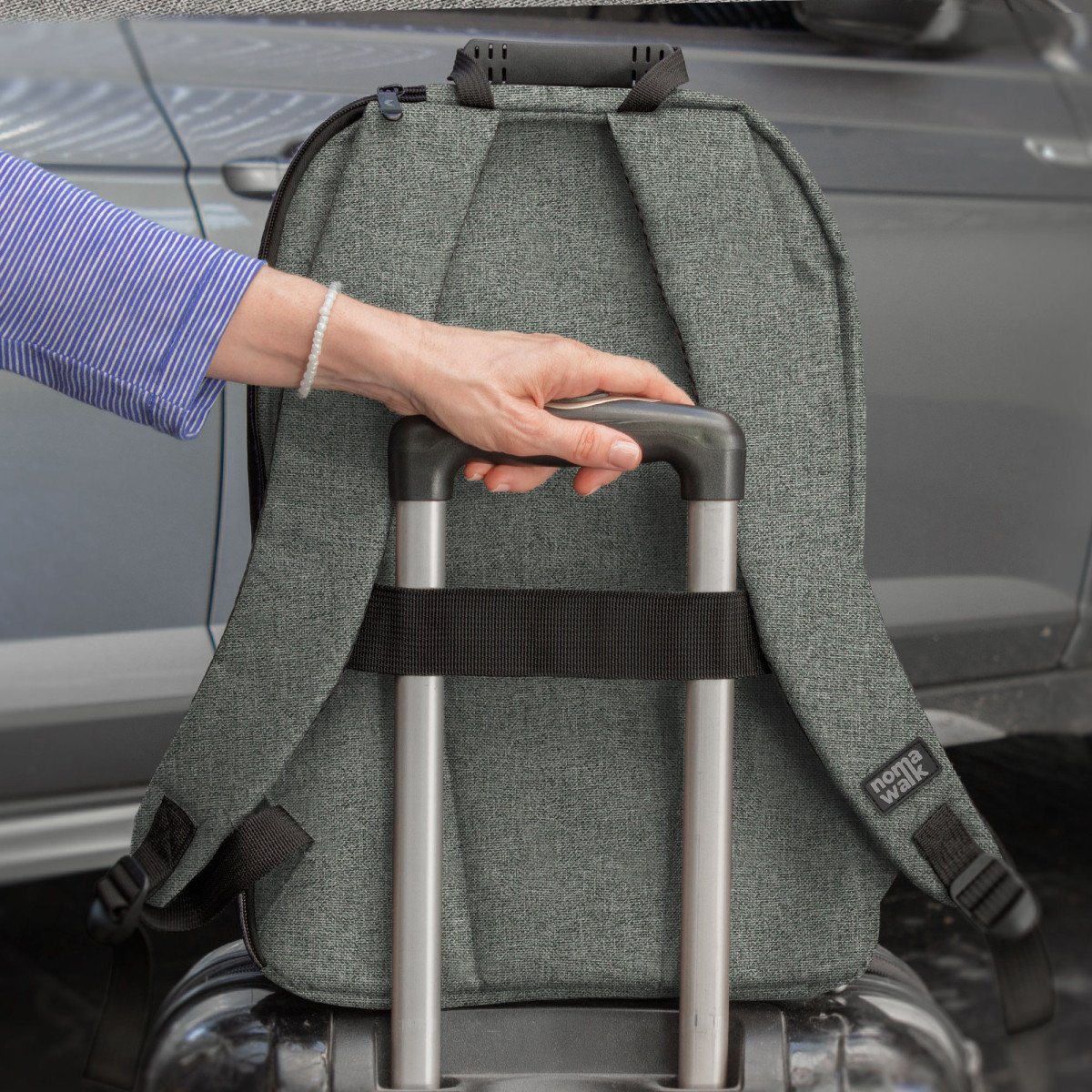 alt_promocional_publicitario_mochila_nomawalk_K8_gris-claro_8-1.jpg