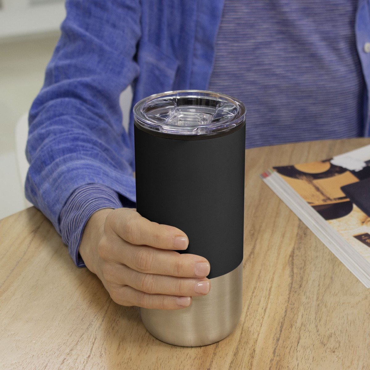alt_promocional_publicitario_mug_T625_negro_contexto_02-1.jpg