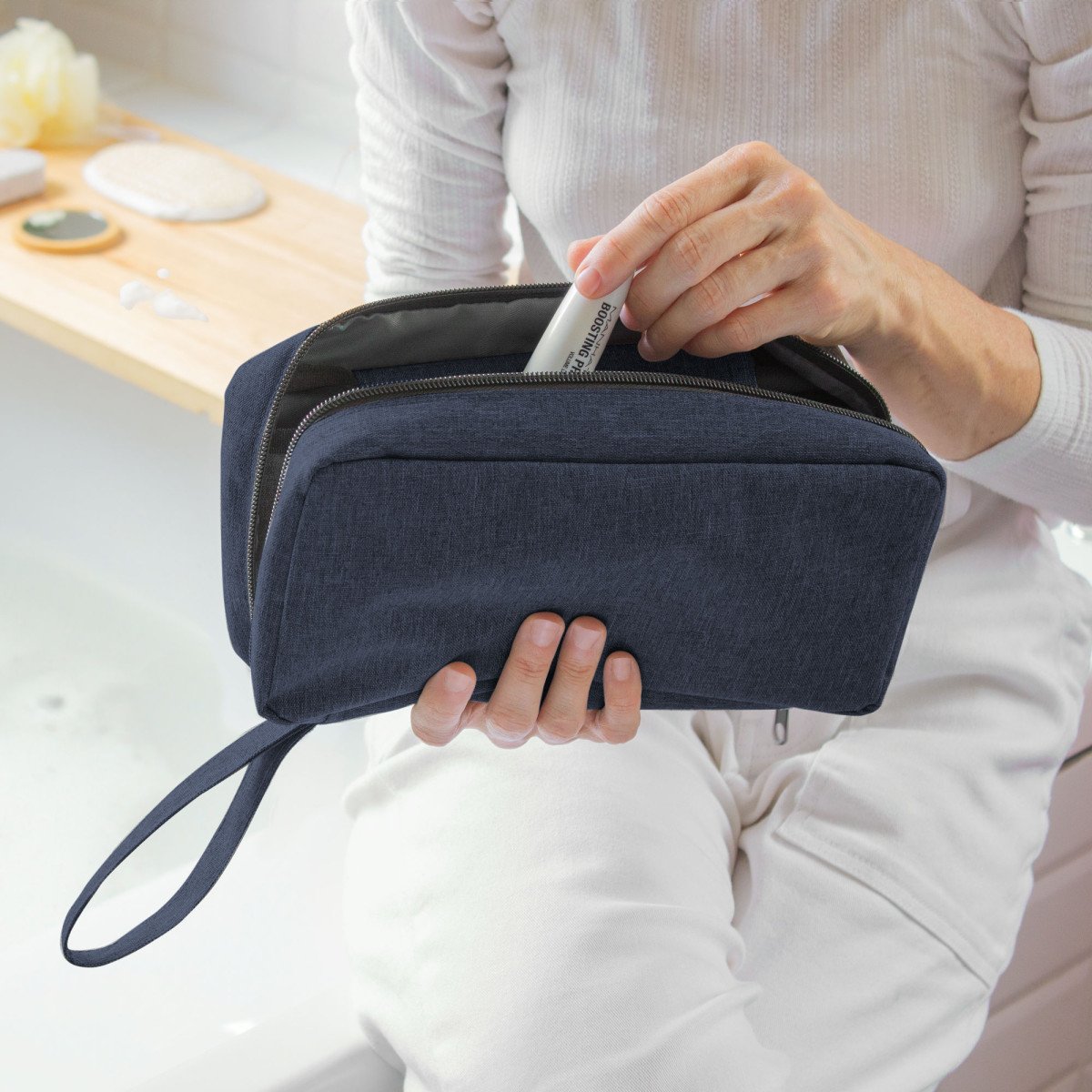 alt_promocional_publicitario_necessaire_colgante_T727_azul_contexto_1-3.jpg