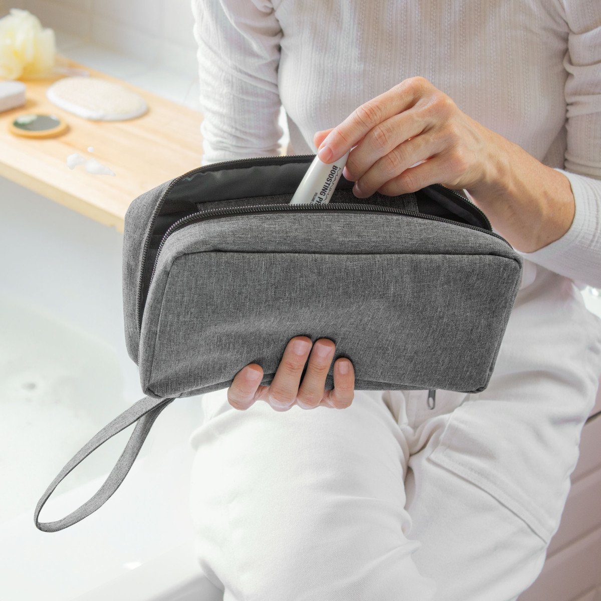 alt_promocional_publicitario_necessaire_colgante_T727_gris_claro_contexto_1-3.jpg