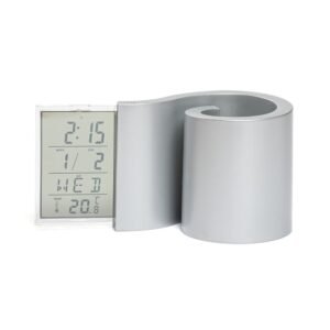 Descripción: Portalápiz con reloj de escritorio, indicador de hora, fecha, día y temperatura. Requiere dos pilas AAA. Caja contenedora de cartón gris e instrucciones. (2297)