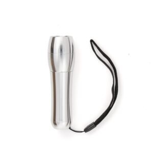 Descripción: Linterna metálica de nueve leds. Botón de encendido en la parte posterior. Cordón sujetador. Requiere tres pilas AAA (9113)