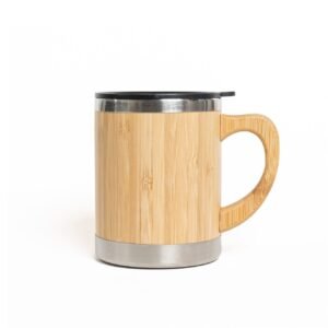 Descripción: Jarro térmico con tapa a presión y vertedor con cierre giratorio. Interior en metal. Exterior y aza en bamboo. Detalles en metal en base y antideslizante. Caja contenedora de cartón blanco. (HL2103)