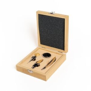 Descripción: Set de vino en caja de madera de bamboo con cierre metálico, contiene un destapador metálico, pico vertedor y tapón con detalles en madera. También un corta gota. (HL6713)