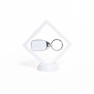 Descripción: Pendrive llavero de 16GB metálico con frente plastico blanco mate. Presentación en estuche plástico tipo sandwich, posee base sostenedora del estuche. (UFD-1129)