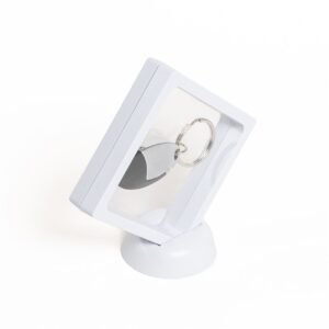 Descripción: Pendrive llavero de 16GB metálico combinado en silver y negro mate. Presentación en estuche plástico tipo sandwich, posee base sostenedora del estuche. (UFD-998)