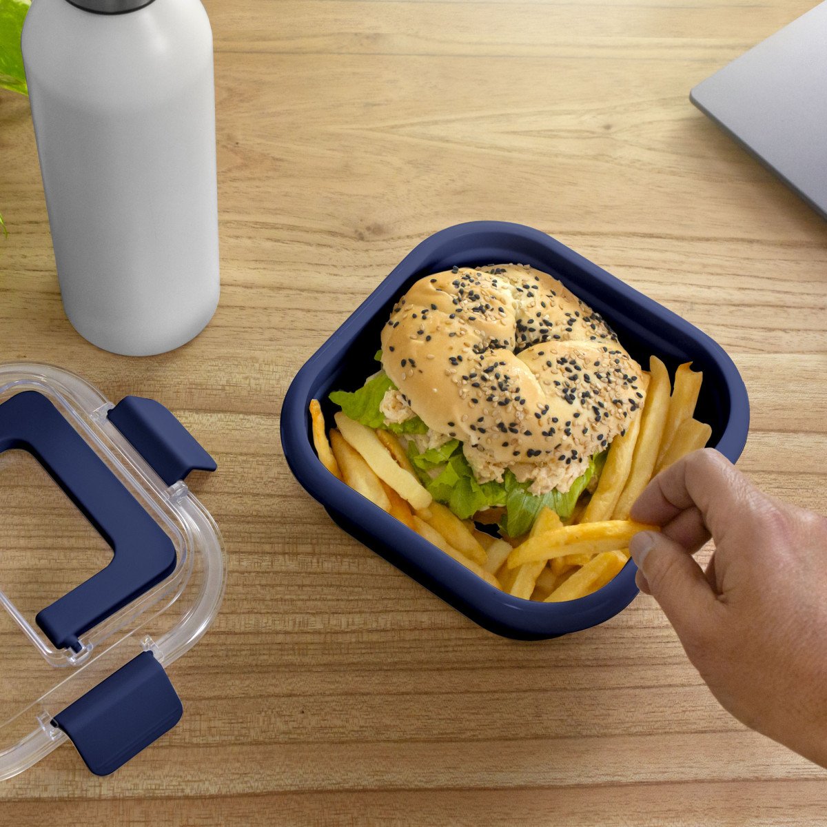 alt_promocional_publicitario-lunchera_T698_azul_contexto_con_mano-1-1.jpg