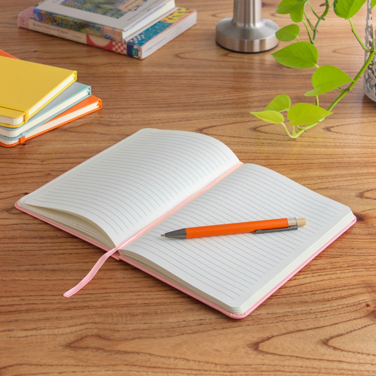 alt_promocional_publicitario_libreta_T723_rosa_contexto-1.jpg